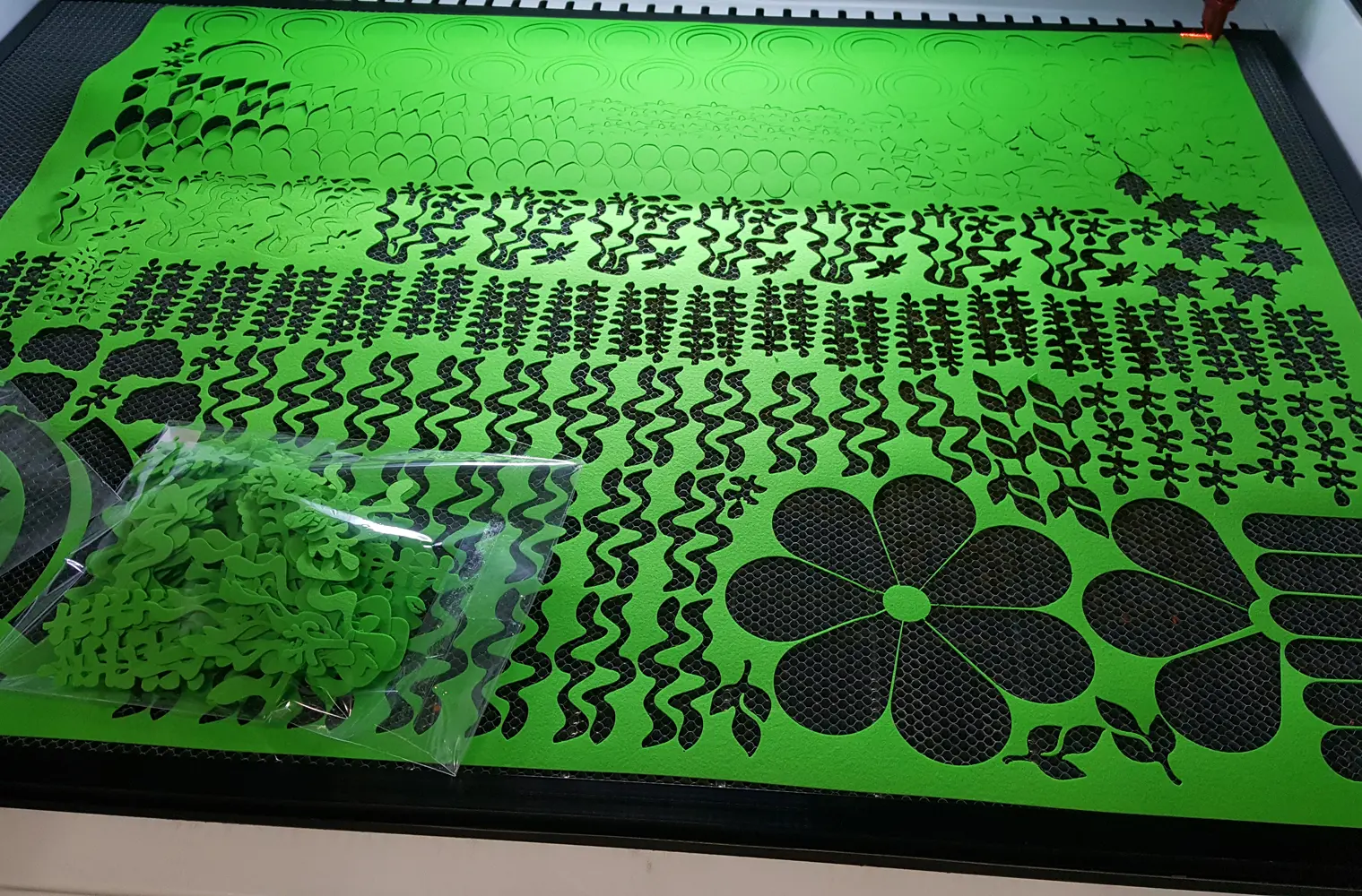 레이저커팅 신원펠트지 하드펠트 1.2mm 90x110cm 1마 3 lasercuttingfeltsample.jpg